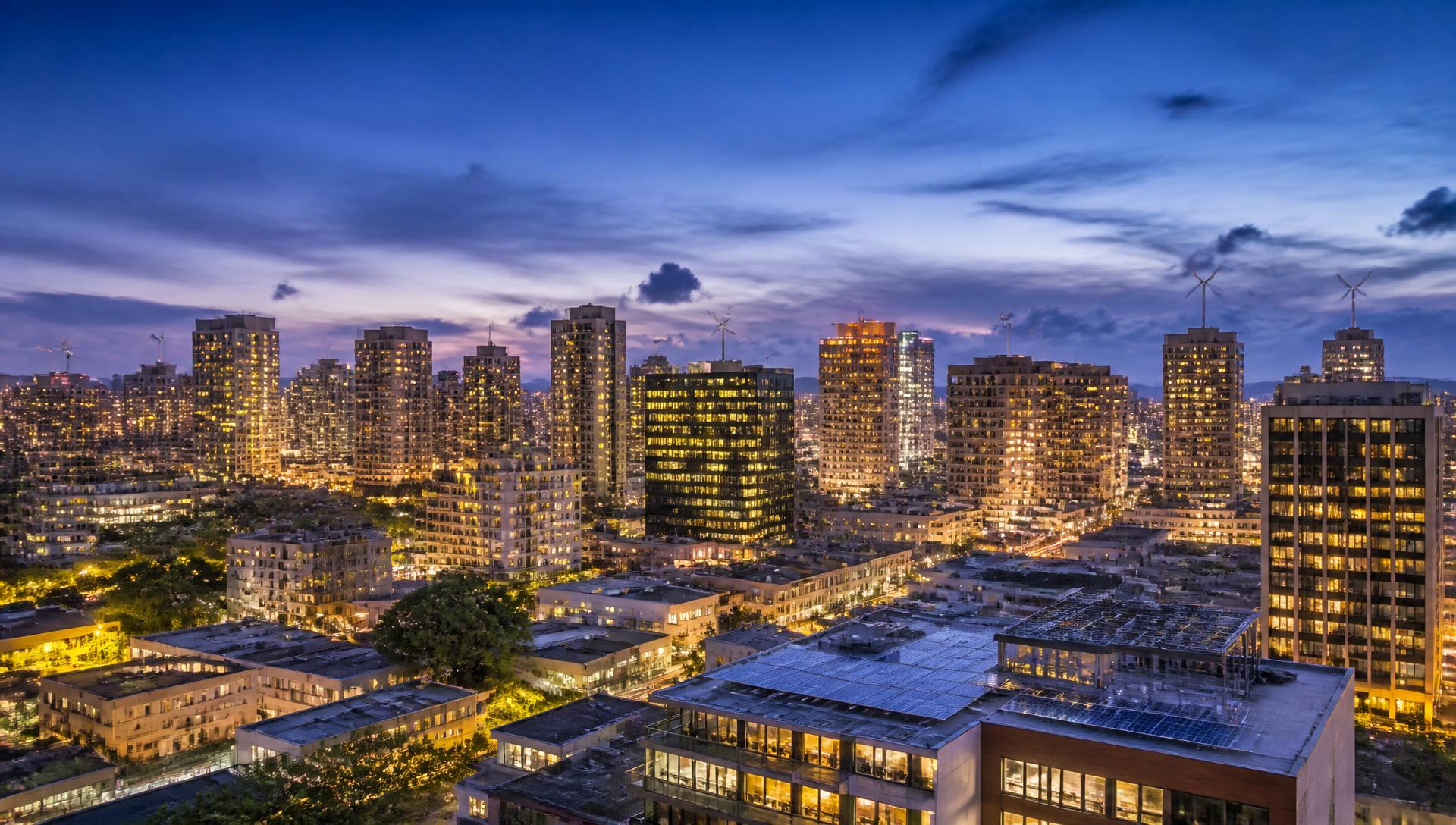Cidade iluminada ao anoitecer